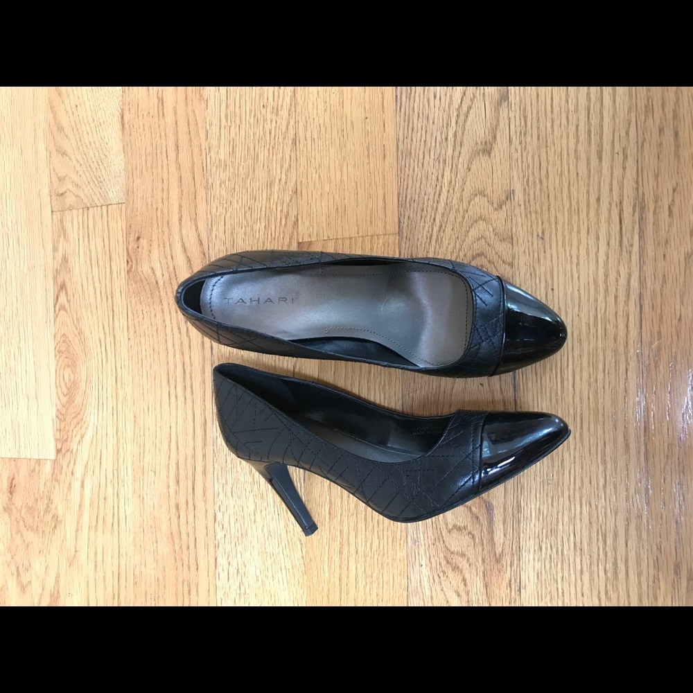 TAHARI black cap toe Pumps